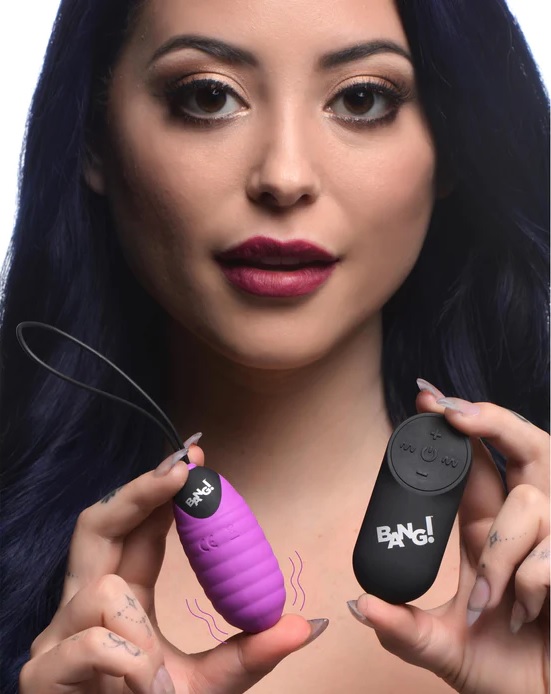 Indulge in this powerful silicone egg vibrator that has thic... Bang! - 28X Ribbed Vibro Egg - Purple photo-2