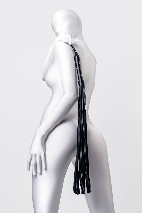 Stylish suede flogger with 40 tails and stiff handle, decora... Anonymo - Flogger 64cm - Black photo-4
