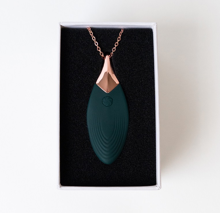 Elegant and provocative green leaf-shaped vibrator that can ... Lola Games - Liberty Leaf Vibro Necklace - Green photo-9