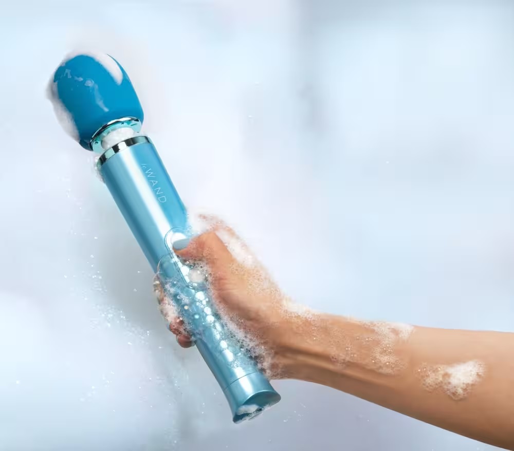 Solo and couple massages now also in the bath and shower!
Th... Le Wand - Dive Rechargeable Massager - Blue photo-4