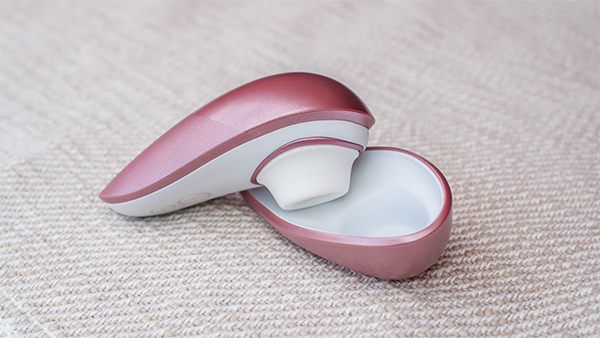 我們想通知您,適用於 Wow Tech 產品(ROMP、Womanizer、We-Vibe、Arcwave)的充電器適配... Womanizer - Liberty 便攜版陰蒂吸啜器 - 紫紅色 照片-8