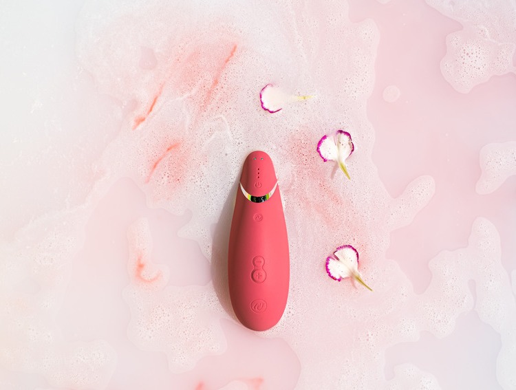 我們想通知您,適用於 Wow Tech 產品(ROMP、Womanizer、We-Vibe、Arcwave)的充電器適配... Womanizer - Premium 2 陰蒂吸啜器 - 紅莓色 照片-15