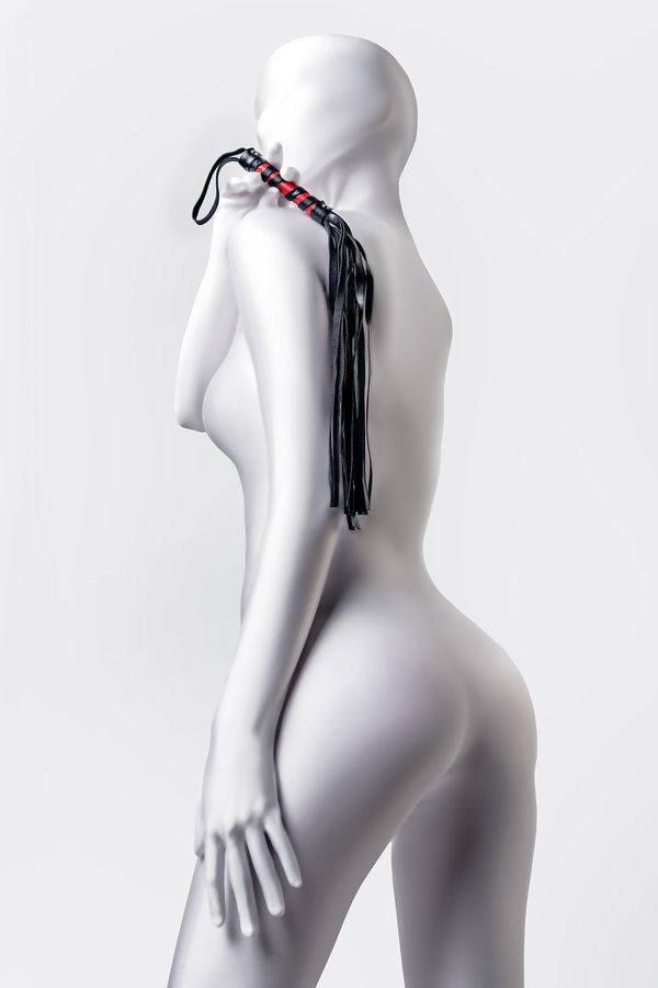 Stylish suede flogger with 40 tails and stiff handle, decora... Anonymo - Flogger 45cm - Black photo-3