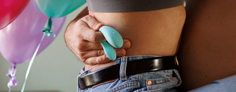 Sync Lite is an intuitive vibrator for curious couples looki... We-Vibe - Sync Lite - Pink photo-6
