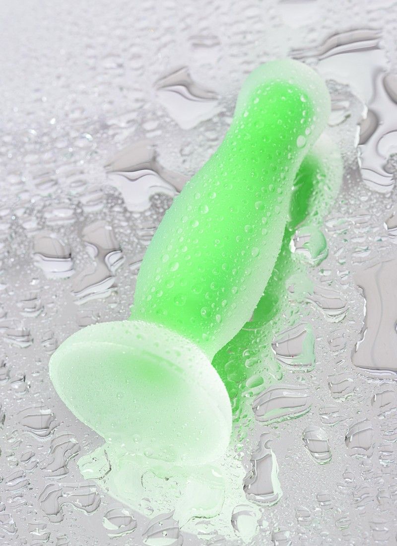 Glowing in the dark Victor Glow is your chance to go beyond ... Beyond - Victor Glow Anal Plug - Green photo-9