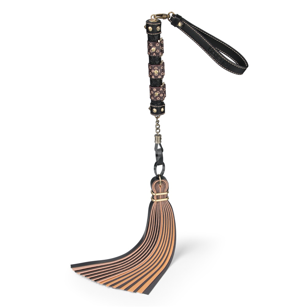 Immerse yourself in a blend of luxury and rustic charm with ... Lovetoy - Rebellion Reign Flogger - Black/Beige photo-9