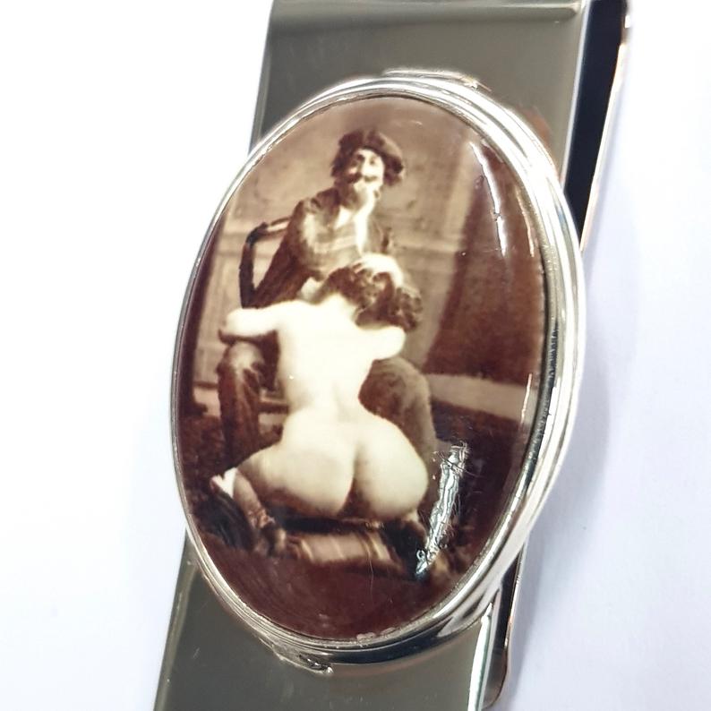 Handmade
Made of silver and enamel
5 cm x 2.5 cm
Weight: 21... Victorian Style Erotic Enamel 'Artist' Money Clip 925 sterling Silver photo-4