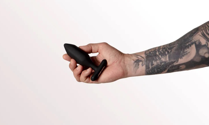 The Onyx butt vibrator is designed for its weighted fulfilli... Je Joue - Onyx Vibro Butt Plug - Black photo-5