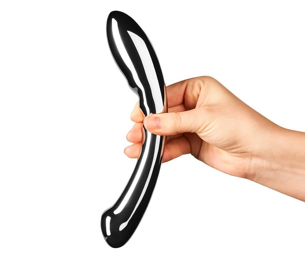 Indulge in rolling climaxes and experience endless gratifica... Le Wand - Arch Double Ended Metal Dildo photo-3