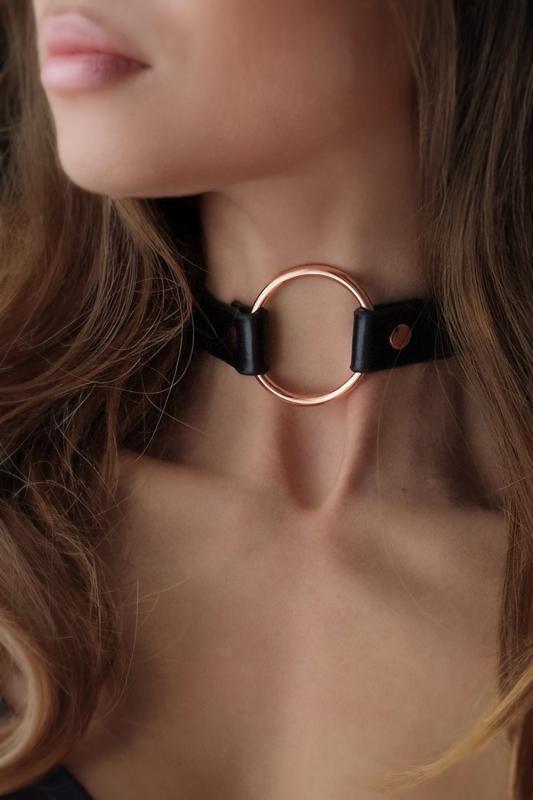 Take your partner’s breath away with this alluring choker! I... Rosy Gold - Choker - Black photo-2