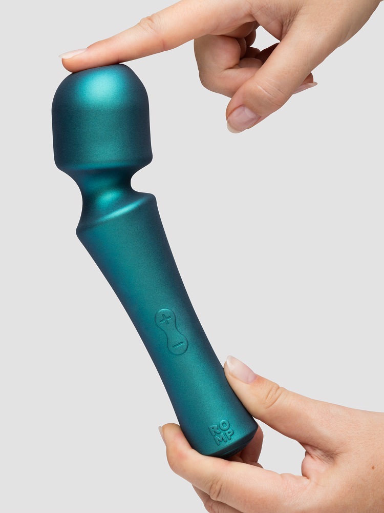 ROMP Presto 是一款具有神奇魔力的迷你無線棒式 振動器。憑藉6段強度和4種模式的強勁振動,這款 振動器只需輕鬆... Romp - Presto Wand 迷你強力震動按摩棒 - 綠色 照片-2