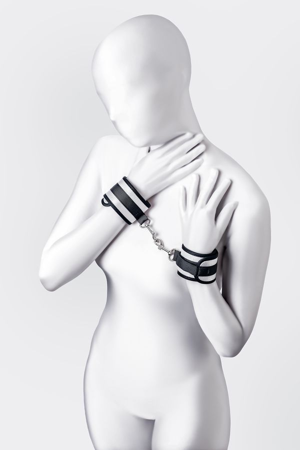 Cuffs are made of genuine leather with a velour lining. Nick... Anonymo - Handcuffs - Silver photo-2