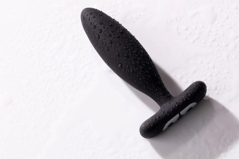The Vesta butt vibrator is designed for a silky smooth exper... Je Joue - Vesta Vibro Butt Plug - Black photo-13