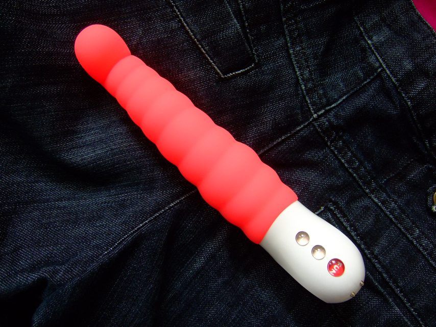 This Toy is not Joke.
With its friendly, playful appearanc... Fun Factory - G5 Der Vibe Patchy Paul - Neon Orange photo-11