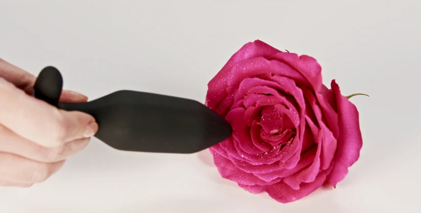 The Onyx butt vibrator is designed for its weighted fulfilli... Je Joue - Onyx Vibro Butt Plug - Black photo-4