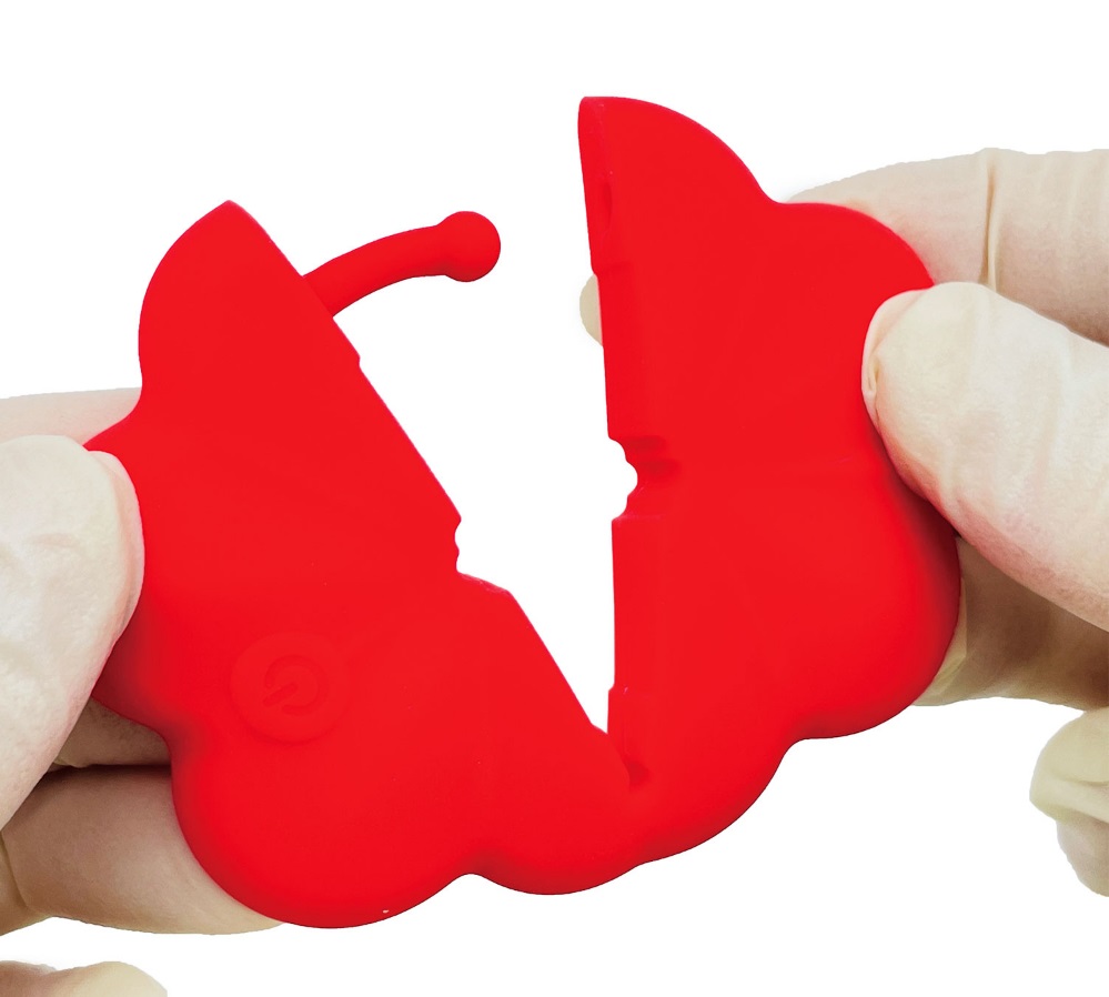 Pinch and vibrate! Soft silicone feels gentle on the skin. N... Atelier Treasure - Chikura Remote Nipple Clamps - Red photo-2