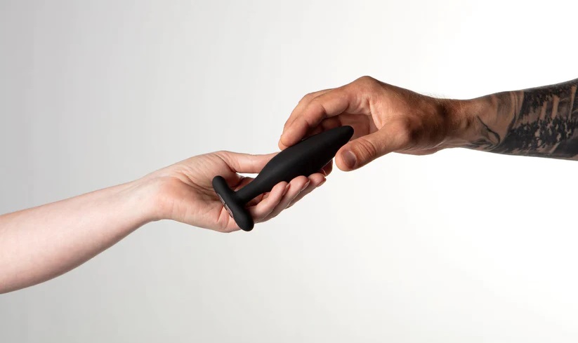 The Vesta butt vibrator is designed for a silky smooth exper... Je Joue - Vesta Vibro Butt Plug - Black photo-3
