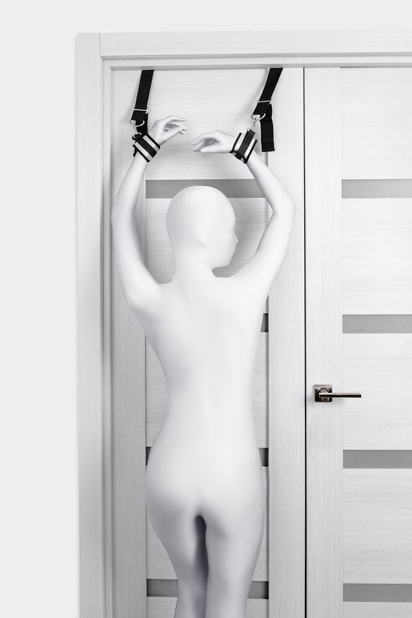 Hand hand cuffs with clamps for bedroom play
Material ... Anonymo - Hand Clamps - Silver/Black photo-3