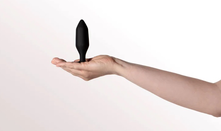The Onyx butt vibrator is designed for its weighted fulfilli... Je Joue - Onyx Vibro Butt Plug - Black photo-3