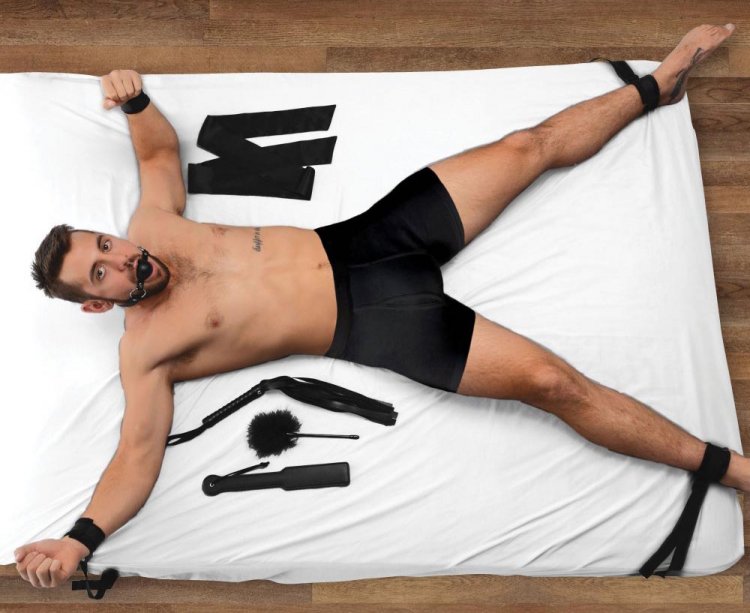Everything you need for a fulfilling BDSM scene is included ... Strict - Bed Restraint Bondage Kit - Black photo-2
