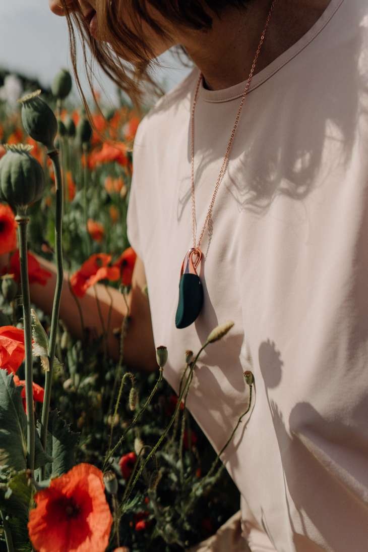 Elegant and provocative green leaf-shaped vibrator that can ... Lola Games - Liberty Leaf Vibro Necklace - Green photo-4