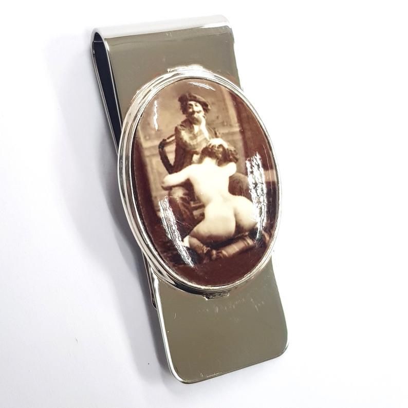 Handmade
Made of silver and enamel
5 cm x 2.5 cm
Weight: 21... Victorian Style Erotic Enamel 'Artist' Money Clip 925 sterling Silver photo-3
