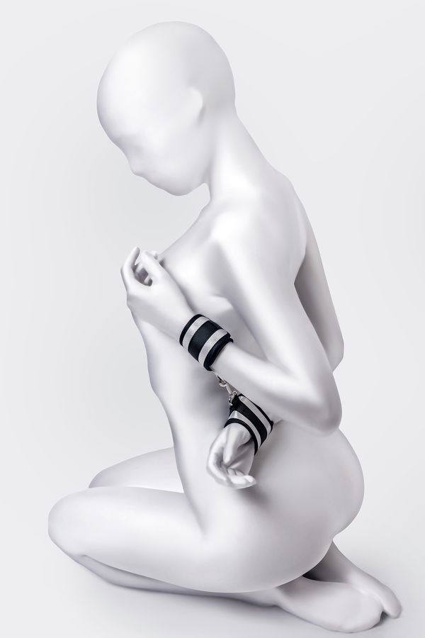 Cuffs are made of genuine leather with a velour lining. Nick... Anonymo - Handcuffs - Silver photo-3
