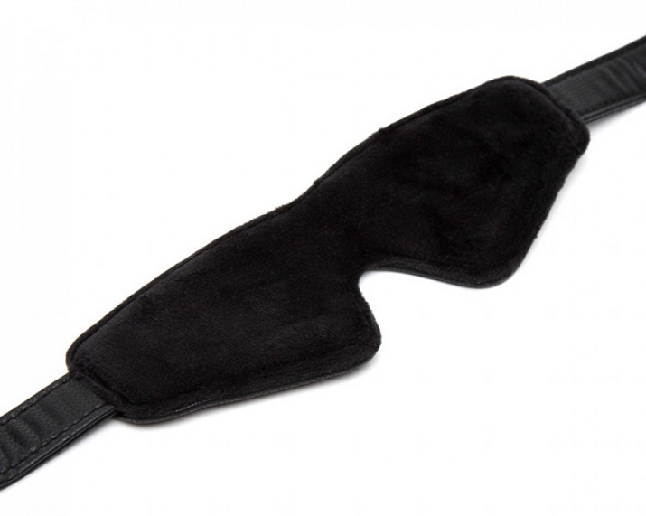 Is that Christian Grey in the bedroom? You can't be sure... Fifty Shades of Grey - Bound to You Blindfold - Black photo-3