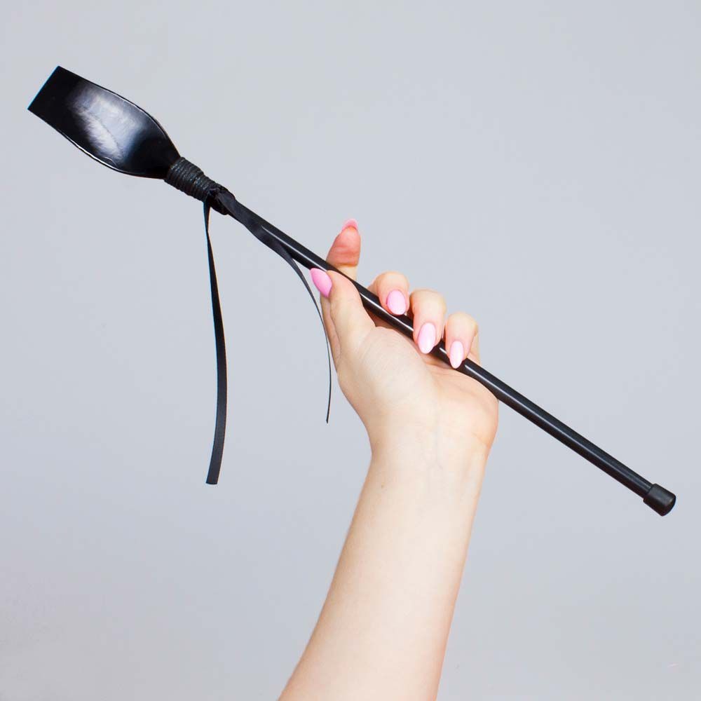 Black patent leather riding crop
Size: 38 cm
Resistant rod o... Secret Play - Riding Crop - Black photo-2