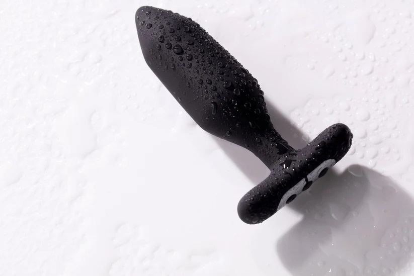 The Onyx butt vibrator is designed for its weighted fulfilli... Je Joue - Onyx Vibro Butt Plug - Black photo-10