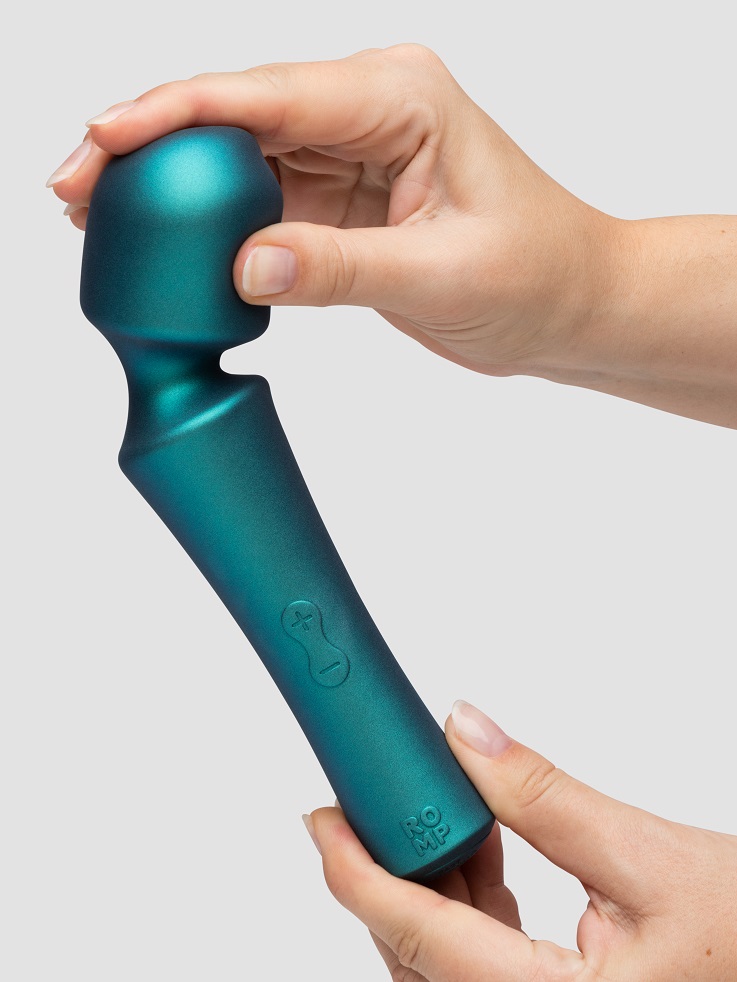 ROMP Presto 是一款具有神奇魔力的迷你無線棒式 振動器。憑藉6段強度和4種模式的強勁振動,這款 振動器只需輕鬆... Romp - Presto Wand 迷你強力震動按摩棒 - 綠色 照片-3