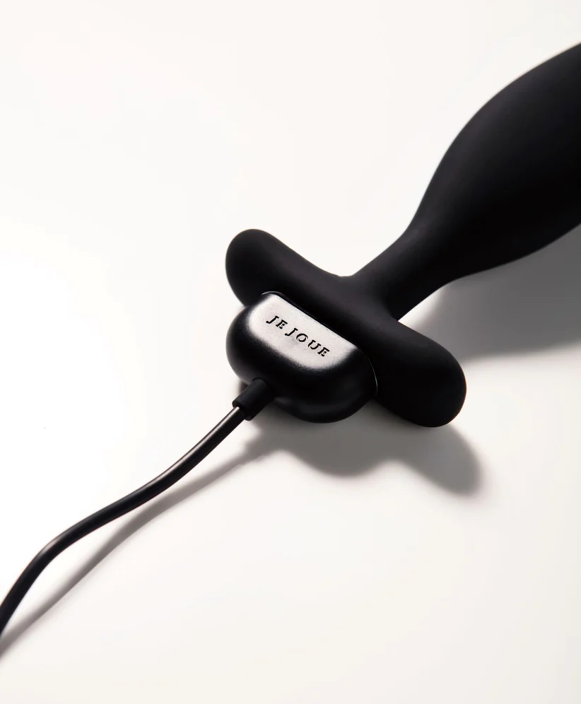 The Onyx butt vibrator is designed for its weighted fulfilli... Je Joue - Onyx Vibro Butt Plug - Black photo-12