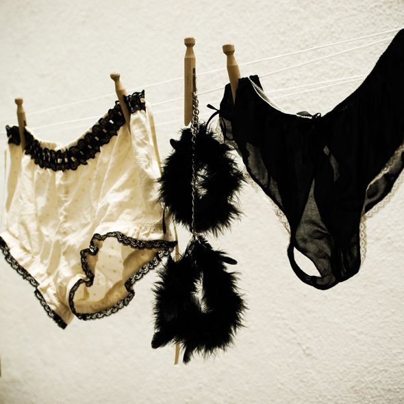 Feather handcuffs. Trap your lover with the softness of feat... Bijoux Indiscrets - Za Za Zu Feather Handcuffs - Black photo-3