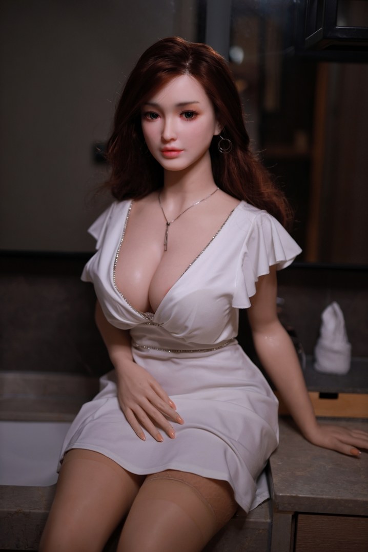 如想查看真人娃娃样办,请到我们的展示室。
我们明白有些客户在订购前会想亲自感受真人娃娃的材质,样办可于我们的香港深水... Cecilia 日本真实感实体娃娃,曲线身材,柔软硅胶材质,163cm (5’3 ft) 照片-3