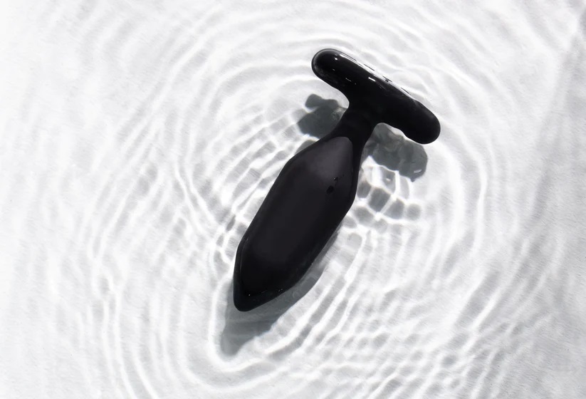 The Onyx butt vibrator is designed for its weighted fulfilli... Je Joue - Onyx Vibro Butt Plug - Black photo-11