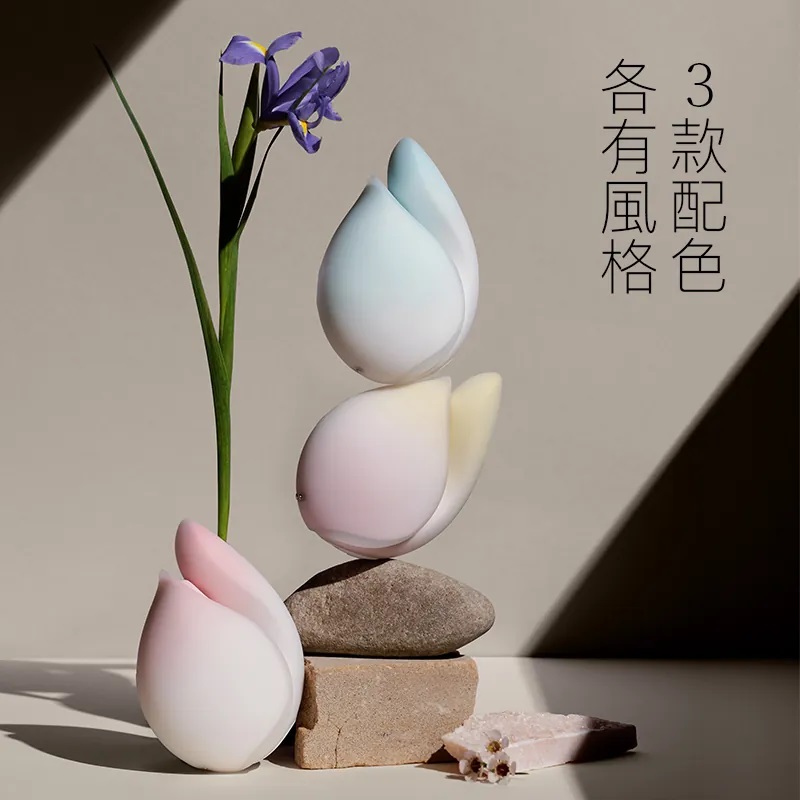 全女性团队研发的品牌,配合东方美学设计,
完美体贴女生的所有需要。
吸啜震动器 & G点按摩棒一组搞定,
既是... Floon - 1+1 快感震动套装 - 傍晚黄色 照片-12