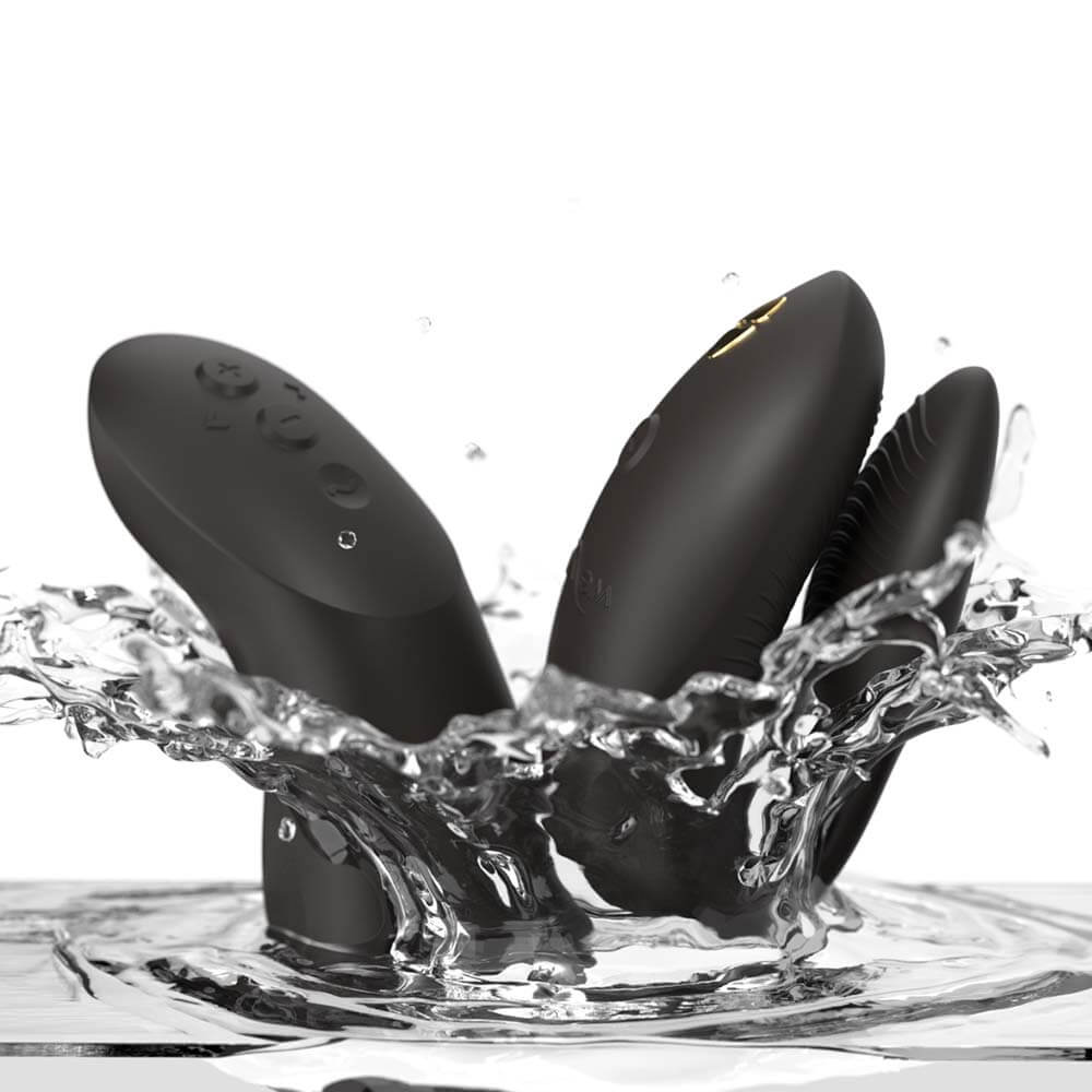 We-Vibe Chorus Pro 专为情侣设计,贴合于双方之间,提供集中阴蒂刺激,同时能够随动作同触感而灵敏... We-Vibe - Chorus Pro Clitoral & G-Spot Couples Vibrator - Satin Black 照片-10