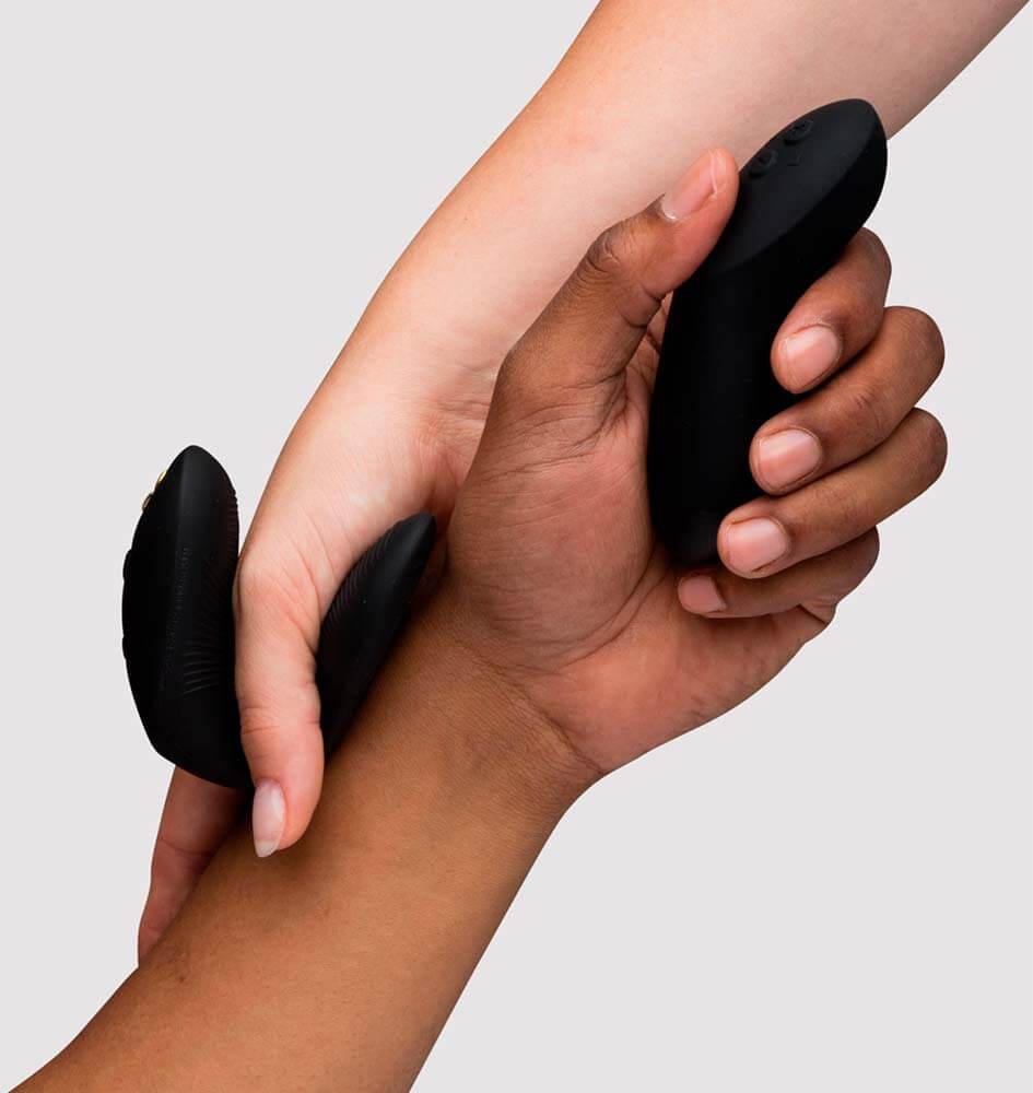 We-Vibe Chorus Pro 专为情侣设计,贴合于双方之间,提供集中阴蒂刺激,同时能够随动作同触感而灵敏... We-Vibe - Chorus Pro Clitoral & G-Spot Couples Vibrator - Satin Black 照片-15