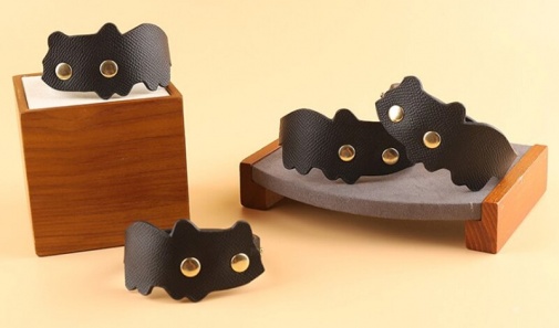 MT - Cat Leather Handcuffs - Black photo