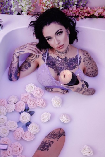 Kiiroo - Feel Leigh Raven 飞机杯 照片
