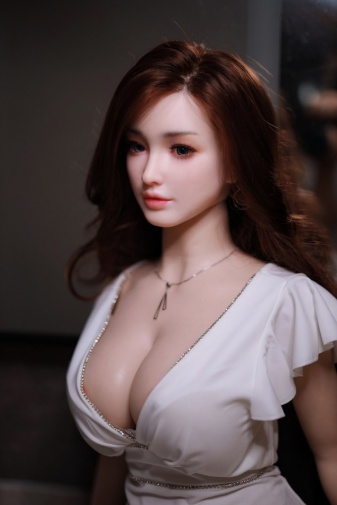 Cecilia 日本真实感实体娃娃，曲线身材，柔软硅胶材质，163cm (5’3 ft) 照片