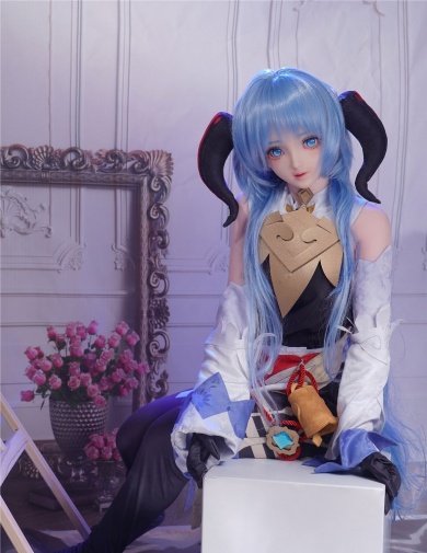 Amaya 动漫风蓝发牛角性感女魔王 超柔软TPE身体仿真性爱娃娃 145 cm (附衣服和头饰) 照片