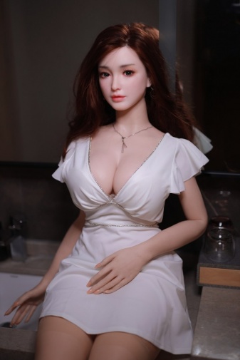 Cecilia 日本真实感实体娃娃，曲线身材，柔软硅胶材质，163cm (5’3 ft) 照片
