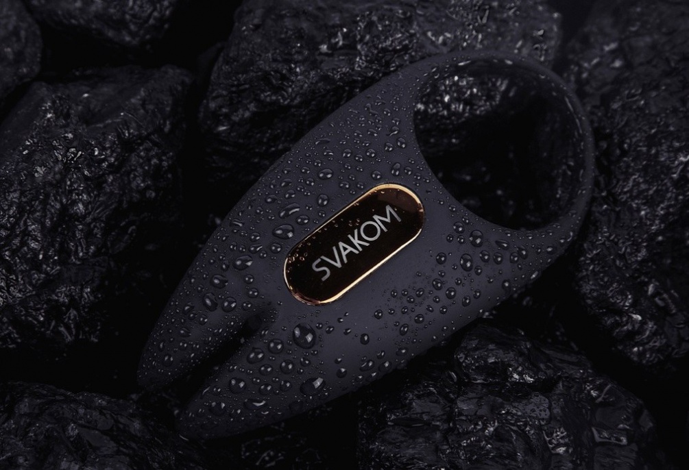 坐下来,让自己舒适一点,然后让 SVAKOM APP 掌控一切。Winni 2 具备蓝牙功能,完全兼容 SVAKOM A... Svakom - Winni 2 阴茎环 - 黑色 照片-10