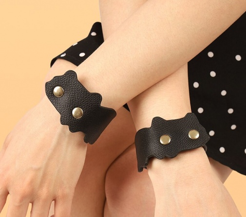 MT - Cat Leather Handcuffs - Black photo