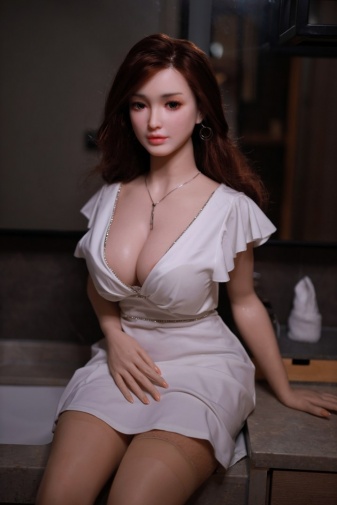 Cecilia 日本真实感实体娃娃，曲线身材，柔软硅胶材质，163cm (5’3 ft) 照片