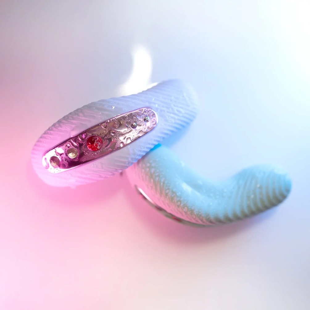 LAYA III was made to lay on the body hence the name with a g... Fun Factory - Laya III Massager - Soft Violet photo-11