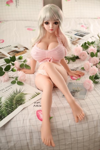 Aimi 清纯甜美洋娃娃迷你巨乳萝莉 金属骨架超柔软矽胶仿真性爱娃娃 100cm 照片